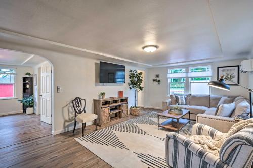 ein Wohnzimmer mit Couch und Fernseher in der Unterkunft Redmond Farmhouse on 2 Acres with Deck and Grill! in Redmond