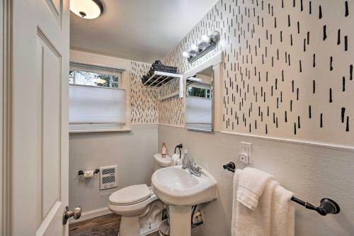 uma casa de banho com um lavatório, um WC e um espelho. em Redmond Farmhouse on 2 Acres with Deck and Grill! em Redmond