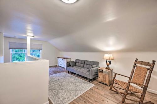 Ein Sitzbereich in der Unterkunft Redmond Farmhouse on 2 Acres with Deck and Grill!