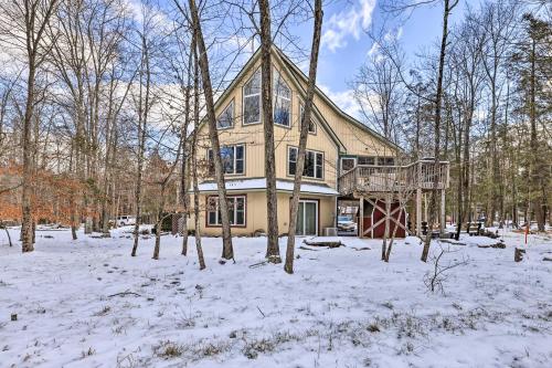 Gallery image of Family-Friendly Poconos Chalet with Fireplace in Hamlin