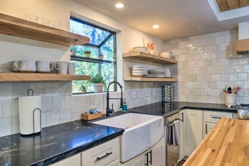 Η κουζίνα ή μικρή κουζίνα στο Modern Groveland Chalet about 25 Mi to Yosemite!