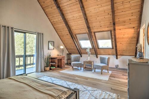Ένα ή περισσότερα κρεβάτια σε δωμάτιο στο Modern Groveland Chalet about 25 Mi to Yosemite!