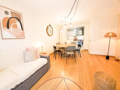 un salon avec un canapé et une table dans l'établissement Standing appartement avec vue sur la Mayenne, à Laval