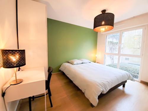 Giường trong phòng chung tại Standing appartement avec vue sur la Mayenne