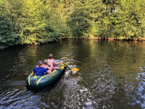 a woman and two children in a raft on a river at Ferien im Bomlitztal in Bomlitz