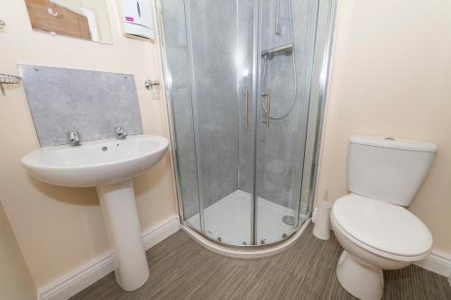 een badkamer met een douche, een toilet en een wastafel bij Seaways glamping, Cedar in Great Driffield