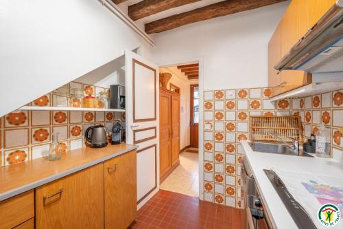 une cuisine avec un évier et un plan de travail dans l'établissement Le Clos Saint Jean, à Lavilletertre