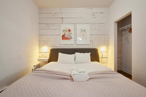Una cama o camas en una habitación de NEW Spacious Industrial Loft in Le Plateau by Den Stays