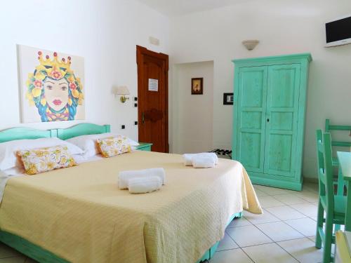 Lova arba lovos apgyvendinimo įstaigoje Stromboli Central Family Apartment - 3 Double Rooms