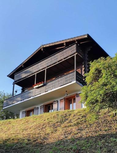 a building sitting on top of a hill at LA TZOUMAZ - VERBIER 4 Vallées - Grand Chalet 5 chambres, Ski IN/OUT, Sauna in La Tzoumaz
