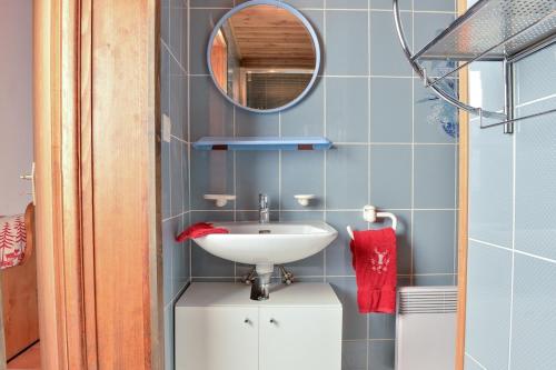 a bathroom with a sink and a mirror at LA TZOUMAZ - VERBIER 4 Vallées - Grand Chalet 5 chambres, Ski IN/OUT, Sauna in La Tzoumaz