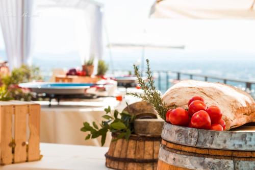 un tavolo con una pagnotta di pane e pomodori su una botte di Villa Desiderio TUSCANY a Pistoia
