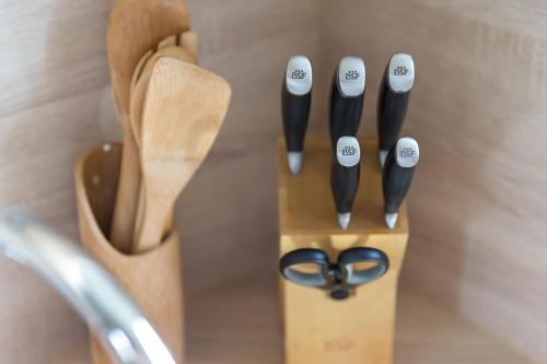a wooden holder with pens and a pair of scissors at Unser Haus in Norderney