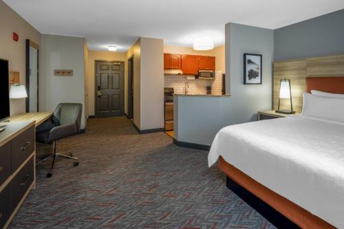 Säng eller sängar i ett rum på Candlewood Suites - Boston North Shore - Danvers, an IHG Hotel
