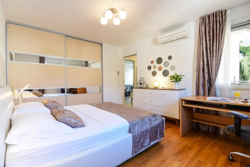 Postel nebo postele na pokoji v ubytování Green 'n Grey Omiš