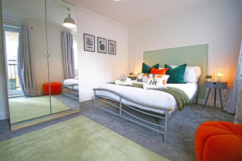 een slaapkamer met een groot bed en een spiegel bij Dock House - 5 Bedroom House - Sleeps 7 in Newport