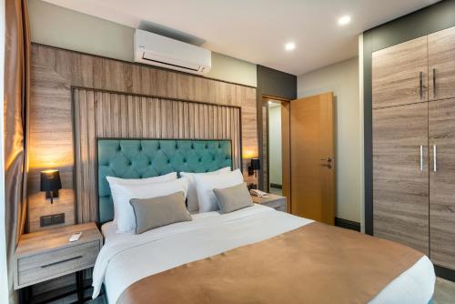 Ένα ή περισσότερα κρεβάτια σε δωμάτιο στο RODINN Hotel