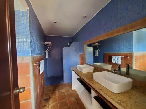 Ένα μπάνιο στο Bahia Del Sol Villas & Condominiums