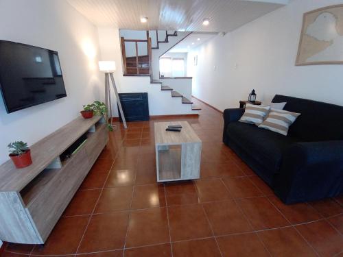 sala de estar con sofá y Tv LED en Temporarios Don Valdés en Puerto Madryn
