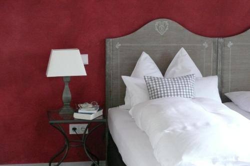 Кровать или кровати в номере Alpenvilla Berchtesgaden Hotel Garni