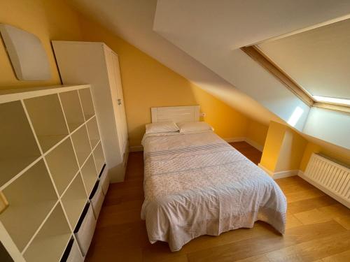 a small bedroom with a bed in an attic at Lugo 360 in Lugo