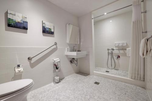 uma casa de banho com um chuveiro, um WC e um lavatório. em The Walper Hotel, part of JdV by Hyatt em Kitchener