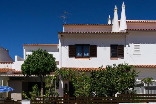 a white building with two spires on top of it at Familia Brito in Porches