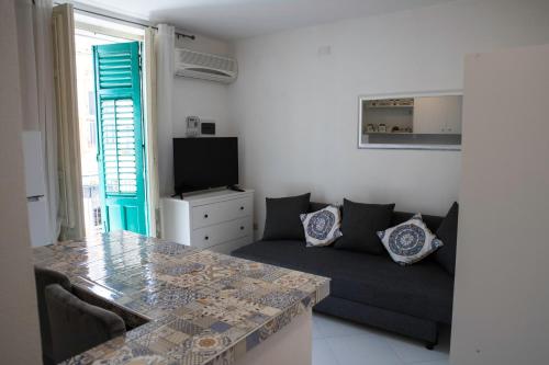 un soggiorno con divano e tavolo di alfaapartment & beautiful 20-metre terrace a Casteldaccia