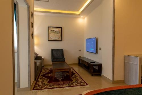 Televisyen dan/atau pusat hiburan di Petra Canyon Hotel