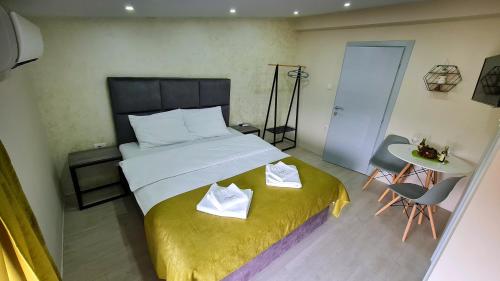 Ein Bett oder Betten in einem Zimmer der Unterkunft Studio Apartments Bulevar