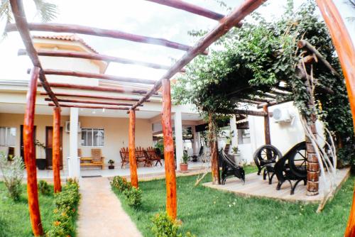 une pergola dans la cour d'une maison dans l'établissement Pousada Serra Azul, à Estivado