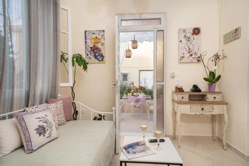 een woonkamer met een bank en een tafel bij Flowers in the city - Elegant Home in Argostoli in Argostoli