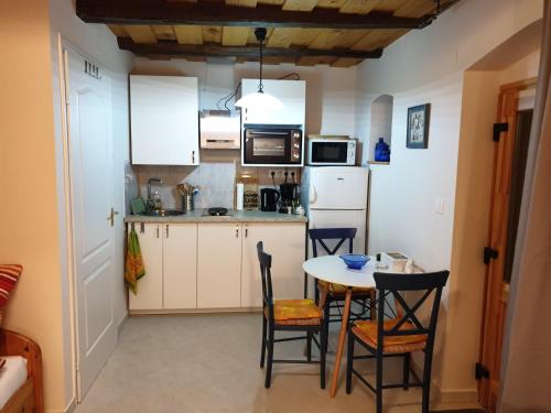 Kuchyňa alebo kuchynka v ubytovaní Kis Ház Apartman