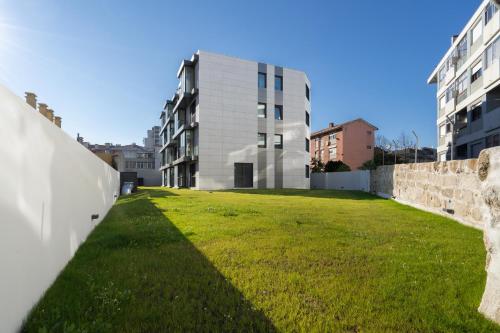 une cour herbeuse devant un bâtiment dans l'établissement Habitatio - Bom Sucesso, à Porto