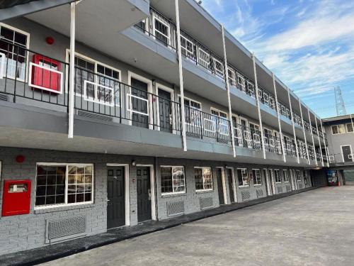 un edificio con ventanas y balcones en un lateral. en Capital City Inn Downtown Convention Center, en Sacramento