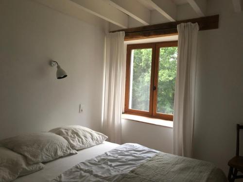 une chambre avec un lit et une fenêtre dans l'établissement Natuur en stilte in een bijzondere omgeving, à Thézac