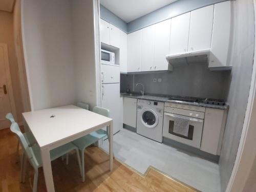 Una cocina o zona de cocina en Apartments Madrid Principe