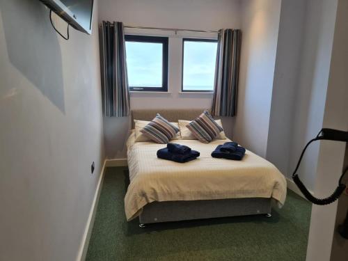 A bed or beds in a room at No 10 Ocean Cabins - Saundersfoot Harbour - Saundersfoot