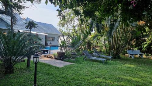Κήπος έξω από το Leopard Tree Lodge