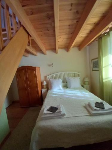 1 dormitorio con 1 cama con 2 toallas en Chambres d'Hôtes La Roumec, en Escandolières