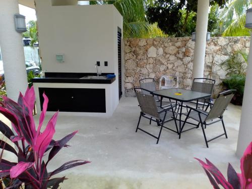 a patio with a table and chairs and a sink at Departamento para 4 Personas Sueñitos en Bacalar in Bacalar