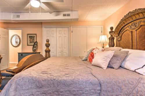 Posteľ alebo postele v izbe v ubytovaní Scenic Mills River Apartment Less Than 20 Mi to Asheville