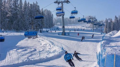 a group of people skiing down a ski lift at No 7 Apartament Spa z sauna i jacuzzi in Nowy Targ