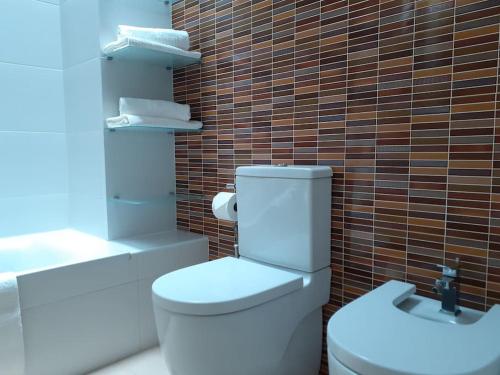 加的斯的住宿－Mar y Sol，浴室配有白色卫生间和盥洗盆。