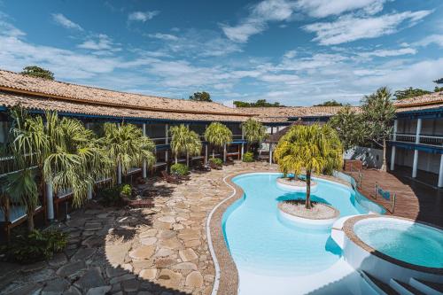 um pátio com piscina e um resort em Selina Buzios em Búzios