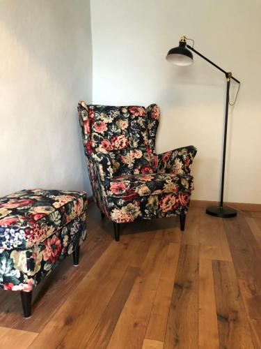 einen Stuhl und eine Lampe in einem Zimmer in der Unterkunft I Ponti Canal House in Sanzinnen