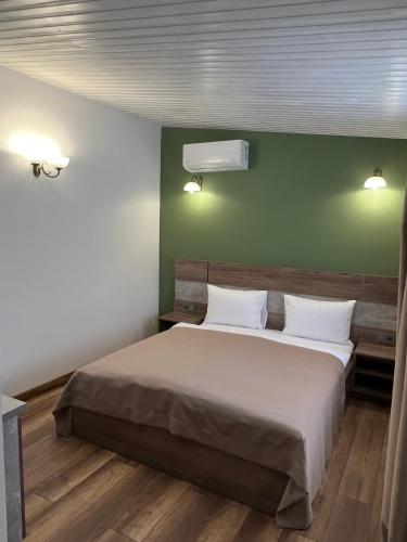 Ένα ή περισσότερα κρεβάτια σε δωμάτιο στο Loft wood