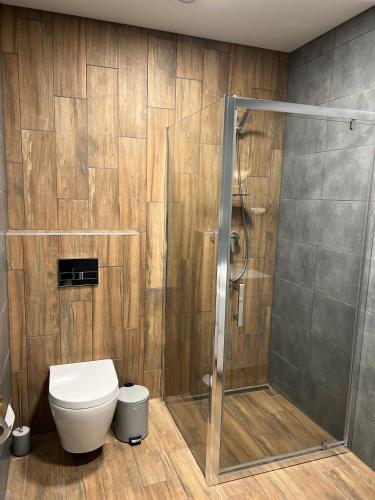 Ένα μπάνιο στο Loft wood