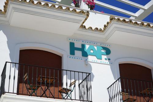 薩阿拉德洛斯阿圖內斯的住宿－Hotel Avenida Playa，白色的建筑,上面有标志
