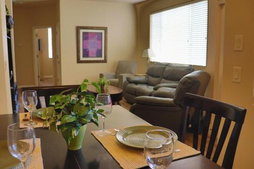 Ein Sitzbereich in der Unterkunft Luxurious Condo at the Springs by Cool Properties